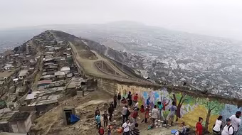 Dân chúng phẫn nộ vì "Bức tường Berlin" phân cách giàu nghèo ở Peru