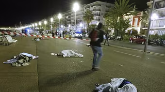 Khoảnh khắc khủng bố lái xe tải cán hàng chục người chết