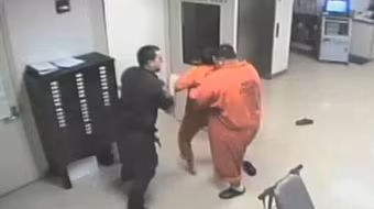 Tù nhân cứu sống quản ngục bị tấn công trong tù