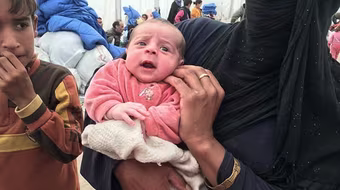 Thiếu nữ 17 tuổi "đẻ rơi" con ngay trên đường chạy trốn IS