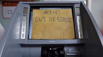 Hỗn loạn tại các ngân hàng Ấn Độ vì đổi tiền 