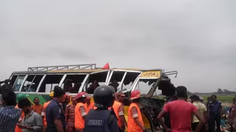 Bangladesh: Xe buýt đấu đầu, 12 người chết