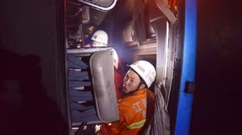  Trung Quốc: Va chạm xe buýt và xe tải, 7 người chết