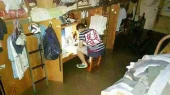 Chăm chú học dù ký túc xá ngập lụt