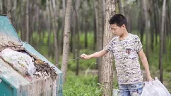 Nhặt rác kiếm tiền giúp mẹ kế trị ung thư