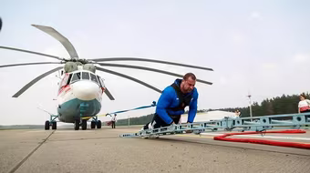 Lực sĩ Belarus kéo máy bay nặng 28 tấn