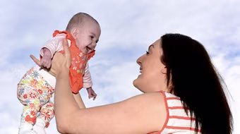 Bé sơ sinh chỉ nặng hơn 500g ở Anh