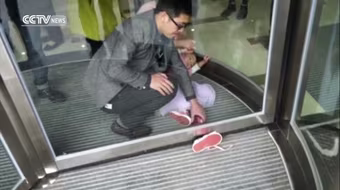  Thót tim, bé gái 4 tuổi mắc chân vào cửa xoay