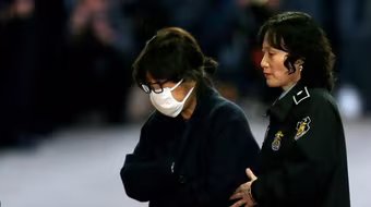 Đồn đoán về người "giật dây" bà Choi Soon-sil