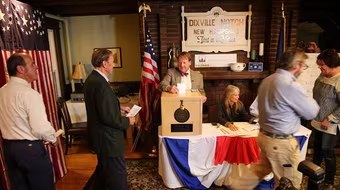 Cử tri Mỹ bước vào giờ bỏ phiếu chính thức