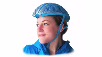 Mũ bảo hiểm bìa các tông nhận giải thưởng 45.000 USD