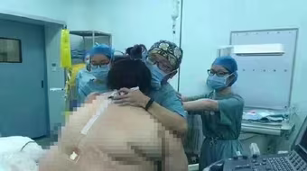 16 bác sĩ mổ đẻ cho sản phụ nặng gần 130kg