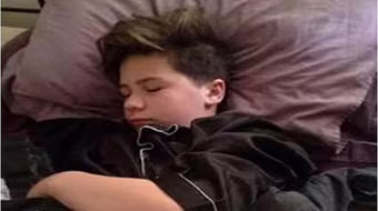 Đứa trẻ kỳ lạ ngủ qua nhiều tháng