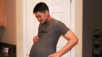 Người đàn ông Anh đầu tiên tuyên bố có thai