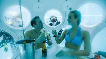 Phòng ăn ở độ sâu 5m dưới mặt nước