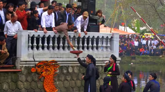 Bị cấm “ngả nón”, liền anh liền chị "ngả cơi trầu" để nhận tiền du khách