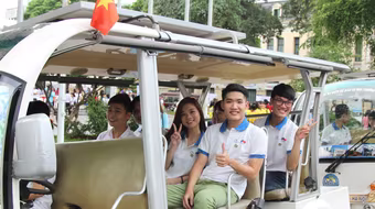 Hàng trăm sinh viên truyền đi thông điệp Ngày Du lịch Thế giới 