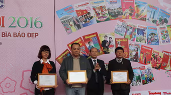 Trao thưởng bìa báo, gian trưng bày đẹp nhất tại Hội báo Xuân Bính Thân 2016