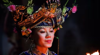 Cận cảnh cô đồng dưới ống kính nhiếp ảnh gia người Mỹ