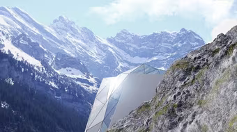 Ngoạn mục khách sạn bằng kính bám trên vách núi cheo leo 