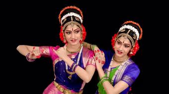 Học miễn phí điệu múa kiểu nhạc kịch Ấn Độ