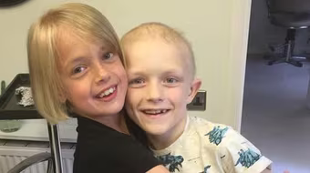 Cắt tóc để quyên tiền chữa bệnh cho bạn