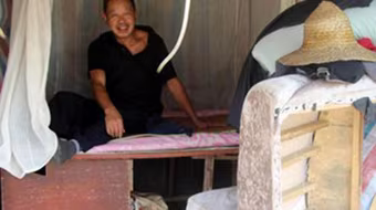 Sống gầm cầu, dành tiền mua nhẫn kim cương tặng vợ