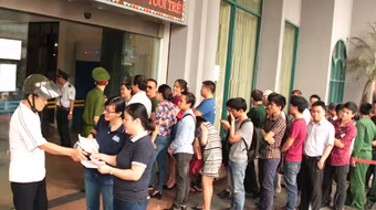 Đợi cả giờ để mua tiền lưu niệm