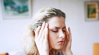 Ánh sáng màu xanh giảm chứng đau nửa đầu