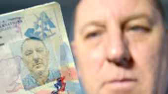 Bối rối vì ảnh hộ chiếu giống Hitler