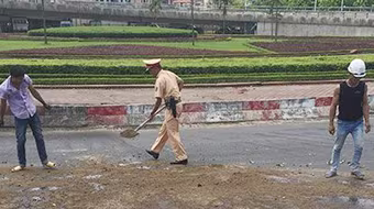 Cảnh sát giao thông dọn dầu loang trên đường 