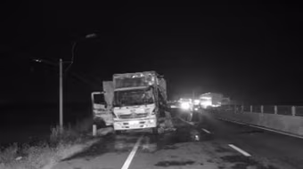 Quảng Ngãi: Ô tô đang chạy bất ngờ bốc cháy 