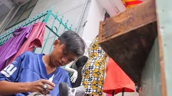 Tình người qua những đôi dép cũ