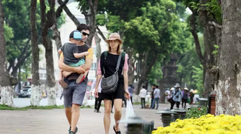 Trước giờ mở cửa không gian đi bộ quanh hồ Hoàn Kiếm: Du khách và cư dân đều háo hức