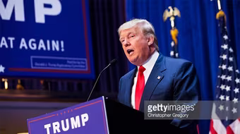 Ông Donald Trump bị tố lợi dụng tiền từ thiện