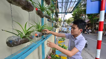 Chàng trai đam mê biến bãi rác thành vườn hoa