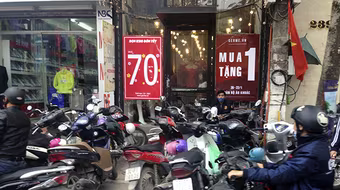 Người dân Hà Nội đổ xô đi săn hàng giảm giá cuối năm