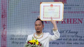 NTK Võ Việt Chung nhận bằng khen của Bộ trưởng Bộ VHTTDL