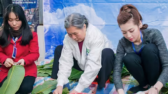 Á hậu Tú Anh gói bánh chưng tặng người nghèo ăn Tết