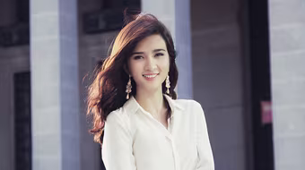 Diễn viên Kim Tuyến xinh đẹp thanh lịch xuống phố