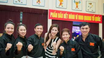 Á hậu Tú Anh “ngọt ngào” tiễn đoàn vận động viên tham dự Seagames 28