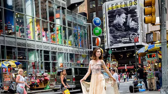 Áo dài Võ Việt Chung bay bổng giữa trời New York