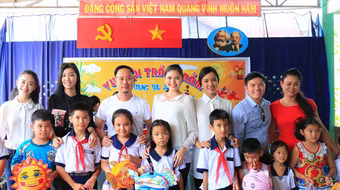 NTK Võ Việt Chung cùng dàn người đẹp phát quà trung thu cho trẻ em nghèo