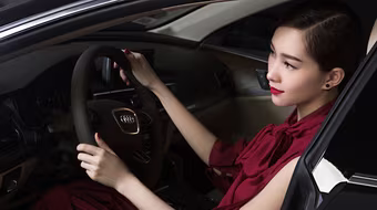 Hoa hậu Đặng Thu Thảo "diện" thiết kế Haute Couture sành điệu bên xế sang