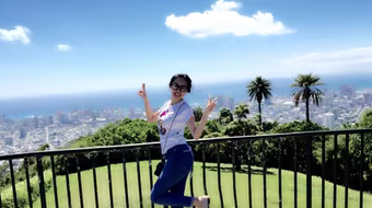 Hoa hậu Huỳnh Thuý Anh lạ lẫm với hình ảnh mộc mạc dạo chơi Hawaii