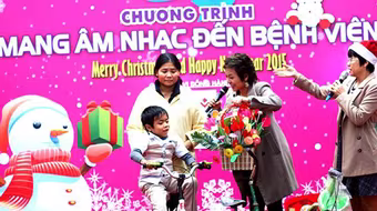 Giáng sinh hồng ủng hộ trẻ em nghèo ở viện Nhi Trung ương
