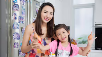 Con gái Hoa hậu Ngọc Diễm trổ tài bếp núc