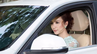 Hoa hậu Ngọc Diễm "lướt" xế xịn đi dự sự kiện