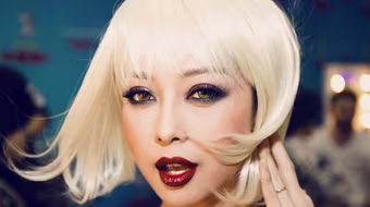 Đội tóc giả bạch kim, Jennifer Phạm hoá thân thành cô đào nóng bỏng