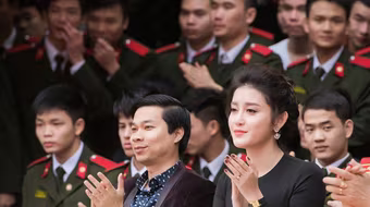 Á hậu Huyền My giản dị nhưng đầy quyến rũ trên "ghế nóng"